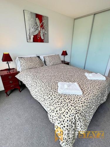 Guestroom, Enchanting in Red - 1bd 1bth 1csp in Majura Guestroom, Enchanting in Red - 1bd 1bth 1csp in Majura