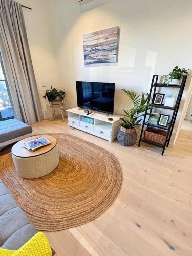 Industrial yet Modern, 1bd 1bth Apt - Woden in Woden Valley Industrial yet Modern, 1bd 1bth Apt - Woden in Woden Valley