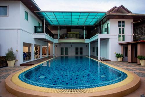 Swimming pool, Sea Paradise Hotel Sattahip in Sattahip Beach Swimming pool, Sea Paradise Hotel Sattahip in Sattahip Beach