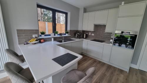 Entire Modern Home with seaview and parking in Уїклоу Entire Modern Home with seaview and parking in Уїклоу