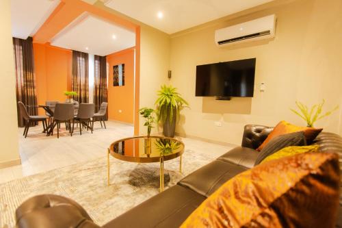 Felles stue/TV-område, Accra Luxury Homes @ Achimota in Tesano Felles stue/TV-område, Accra Luxury Homes @ Achimota in Tesano