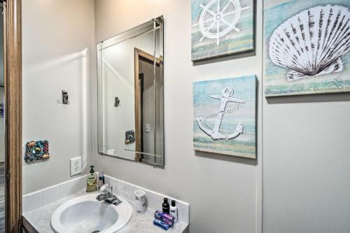 Bathroom, Sunny Waterfront Welaka Home with Private Dock! in East Palatka (FL) Bathroom, Sunny Waterfront Welaka Home with Private Dock! in East Palatka (FL)