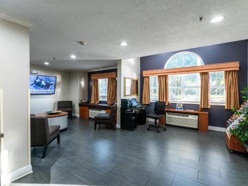Shared lounge/TV area, Microtel Inn & Suites by Wyndham Ocala in Ocala (FL) Shared lounge/TV area, Microtel Inn & Suites by Wyndham Ocala in Ocala (FL)