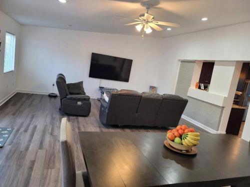 5 Bedroom 3 Bath Beautiful Home with Open Floor Plan in Camp Springs (MD) 5 Bedroom 3 Bath Beautiful Home with Open Floor Plan in Camp Springs (MD)