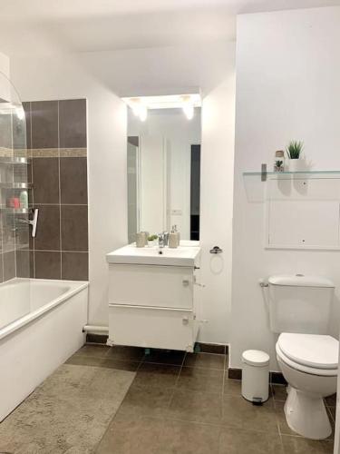 Grand F3 a 30mn de Paris - Terrasse + Parking prive in Saint-Ouen-l'Aumone Grand F3 a 30mn de Paris - Terrasse + Parking prive in Saint-Ouen-l'Aumone