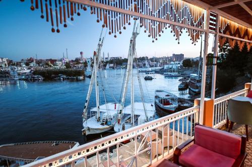 Balcony/terrace, Kana Kato in Aswan Balcony/terrace, Kana Kato in Aswan