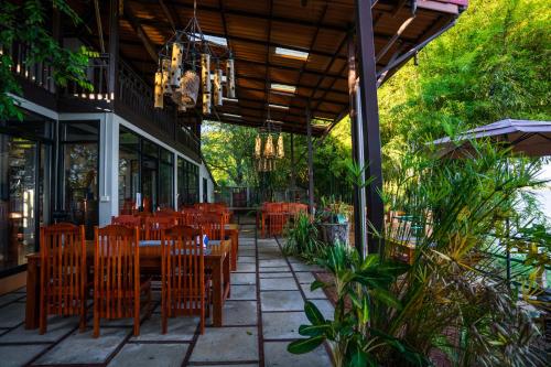 Nakorn River View Guesthouse, Restaurant and Caf`e in Champasak Nakorn River View Guesthouse, Restaurant and Caf`e in Champasak
