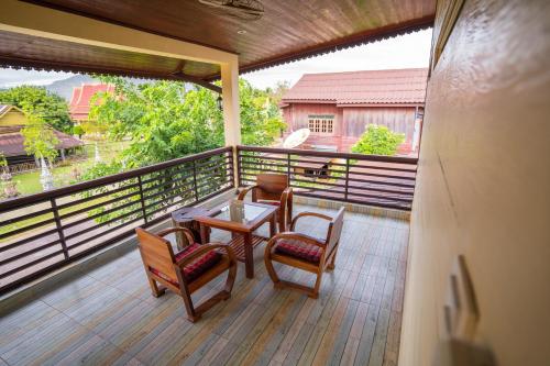 Balkon/teras, Nakorn River View Guesthouse, Restaurant and Caf`e in Champasak Balkon/teras, Nakorn River View Guesthouse, Restaurant and Caf`e in Champasak