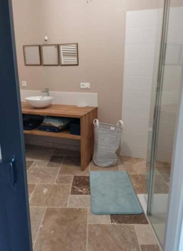 Baño, Gîte Val de Loire accès privatif: 2/4 personnes (Gite Val de Loire acces privatif: 2/4 personnes) in Montbazon Baño, Gîte Val de Loire accès privatif: 2/4 personnes (Gite Val de Loire acces privatif: 2/4 personnes) in Montbazon