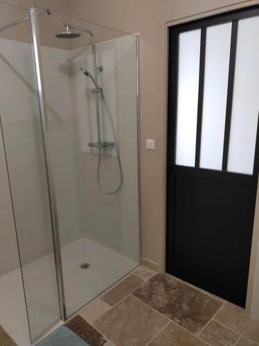 Baño, Gîte Val de Loire accès privatif: 2/4 personnes (Gite Val de Loire acces privatif: 2/4 personnes) in Montbazon Baño, Gîte Val de Loire accès privatif: 2/4 personnes (Gite Val de Loire acces privatif: 2/4 personnes) in Montbazon