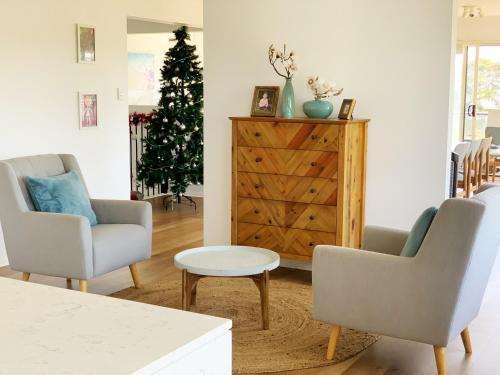 Cheerful/family friendly home with water views in 謝爾哈伯 Cheerful/family friendly home with water views in 謝爾哈伯