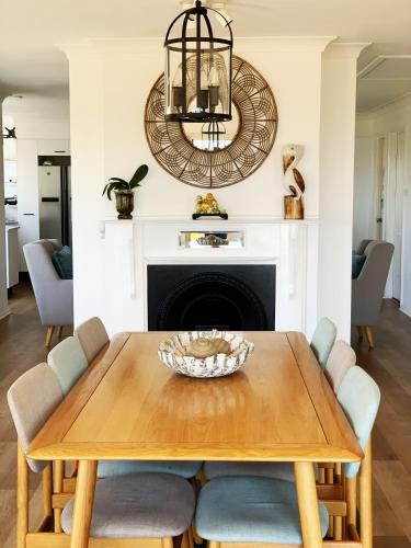 Cheerful/family friendly home with water views in 謝爾哈伯 Cheerful/family friendly home with water views in 謝爾哈伯