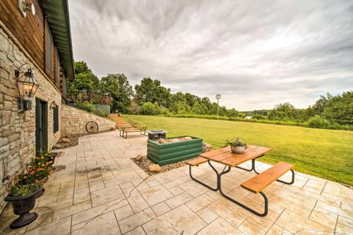 Rustic Keosauqua Gem Fire Pit and Lake Sugema Views in 基奥索奎 (IA) Rustic Keosauqua Gem Fire Pit and Lake Sugema Views in 基奥索奎 (IA)
