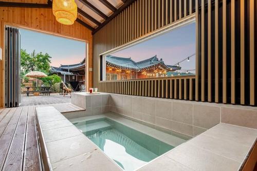 Hot tub, Ellon Hanok Pension in Sora-myeon Hot tub, Ellon Hanok Pension in Sora-myeon
