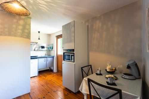 Konyha, Gîtes Un Jardin dans la Falaise (Gites Un Jardin dans la Falaise) in Cabrerets Konyha, Gîtes Un Jardin dans la Falaise (Gites Un Jardin dans la Falaise) in Cabrerets