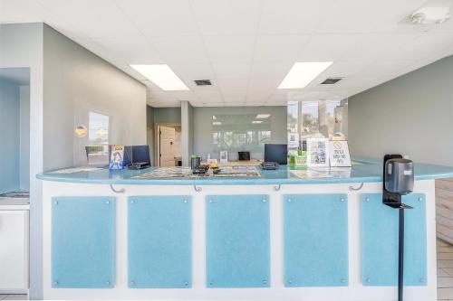 Lobby, Sugar Sands Beachfront Hotel, a By The Sea Resort in Panama City (FL) Lobby, Sugar Sands Beachfront Hotel, a By The Sea Resort in Panama City (FL)