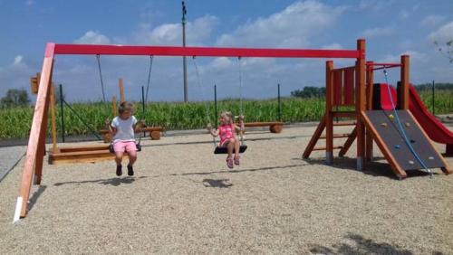 Játszótér, Duplex apartmán Pálava (Duplex apartman Palava) in Dolni Dunajovice Játszótér, Duplex apartmán Pálava (Duplex apartman Palava) in Dolni Dunajovice