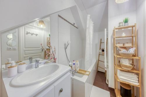 Bathroom, Duplex les Oiseaux du Verger, au coeur de la ville in Vernouillet Bathroom, Duplex les Oiseaux du Verger, au coeur de la ville in Vernouillet