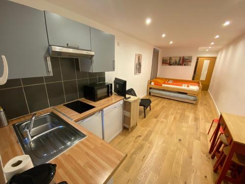 Paris Eiffel Tower et Disney apartments, parkings gratuits et securises, 10 minutes metro to Paris in Nogent-sur-Marne Paris Eiffel Tower et Disney apartments, parkings gratuits et securises, 10 minutes metro to Paris in Nogent-sur-Marne