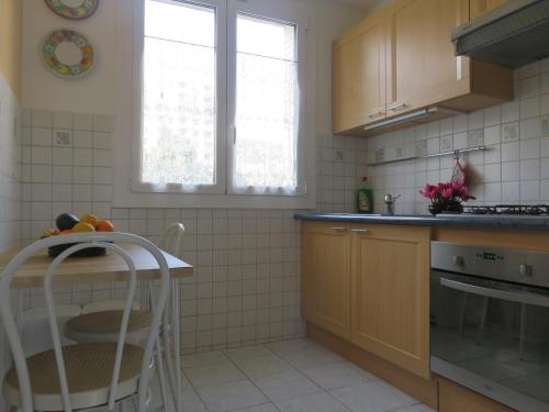 Kitchen, NICE NORD 2 PIECES CALMES,WIFI,CLIM,BALCON,PARKING in Le Ray Kitchen, NICE NORD 2 PIECES CALMES,WIFI,CLIM,BALCON,PARKING in Le Ray