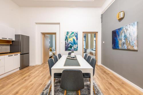 Deluxe Kazincy Apartment in the Heart of Budapest