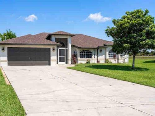 Feel @ Home Ft Myers 3bd, 2bh, POOL , sleeps 8 in Lehigh Acres (FL) Feel @ Home Ft Myers 3bd, 2bh, POOL , sleeps 8 in Lehigh Acres (FL)