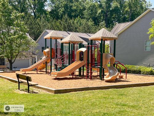 Playground, 4 - Bed home with Cali King Bed, 12 mins to DTWN in Blair Villa-Poole Creek Playground, 4 - Bed home with Cali King Bed, 12 mins to DTWN in Blair Villa-Poole Creek