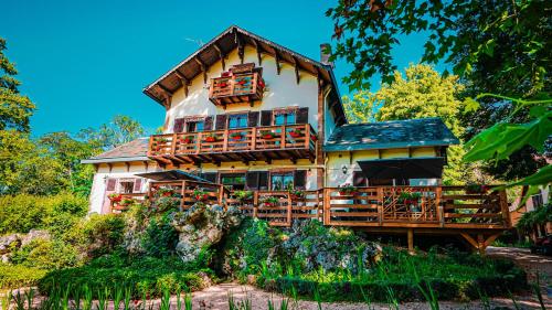 Le Chalet Montegut hebergements insolites in Moulins Le Chalet Montegut hebergements insolites in Moulins