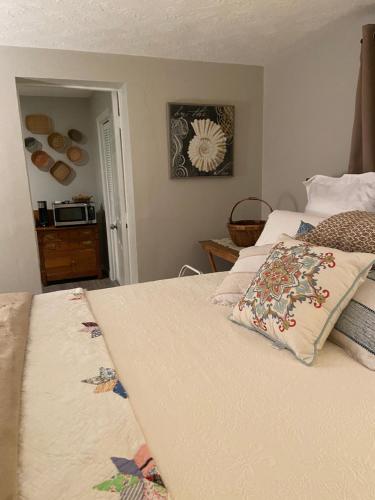 Beautiful 2 Room Suite with Private Bath in Bayonet Point (FL) Beautiful 2 Room Suite with Private Bath in Bayonet Point (FL)