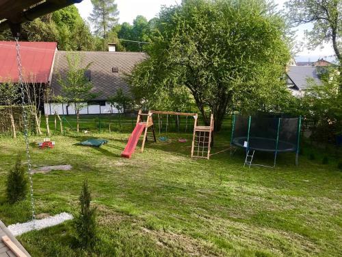 兒童遊樂場, Chalupa ve Sněžném (Chalupa ve Sneznem) in 斯奈茲內 兒童遊樂場, Chalupa ve Sněžném (Chalupa ve Sneznem) in 斯奈茲內