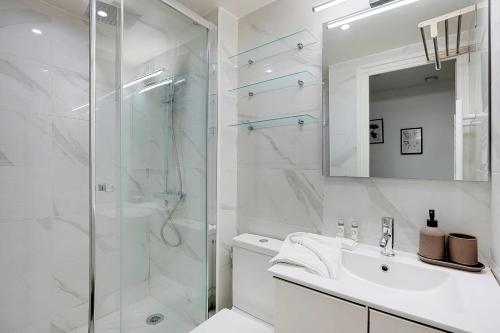 Bathroom, Cosy appartement 4P - Charenton in Charenton-le-Pont Bathroom, Cosy appartement 4P - Charenton in Charenton-le-Pont