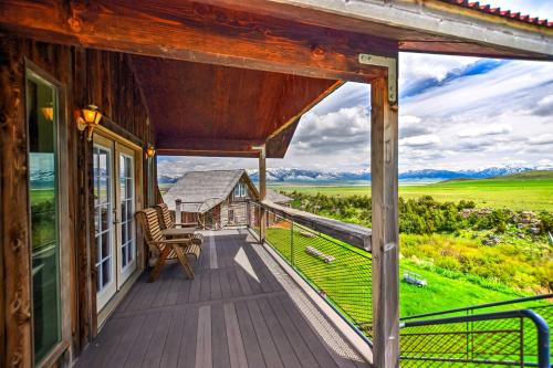 Dreamswest Ennis Studio with Deck and Stunning Views in 加拉廷蓋特韋 Dreamswest Ennis Studio with Deck and Stunning Views in 加拉廷蓋特韋