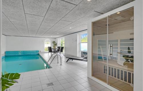 Svømmebasseng, Amazing Home In Blavand With Kitchen in Vejers Strand Svømmebasseng, Amazing Home In Blavand With Kitchen in Vejers Strand
