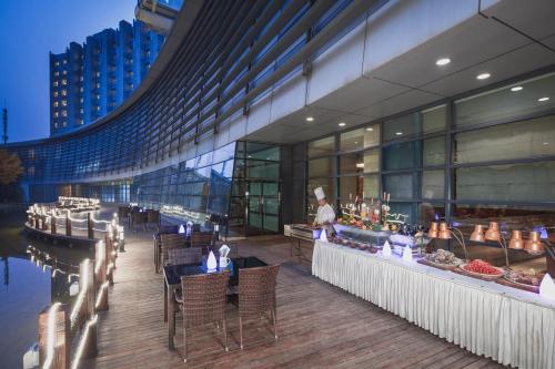 مطعم, Crowne Plaza Beijing International Airport By IHG in مطار العاصمة الدولي ومركز المعارض الدولي الجديد مطعم, Crowne Plaza Beijing International Airport By IHG in مطار العاصمة الدولي ومركز المعارض الدولي الجديد