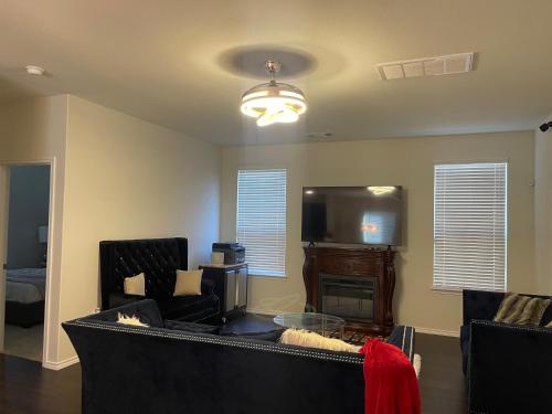 N-E-G House - near DAVID WAYNE HOOKS Airport in Klein N-E-G House - near DAVID WAYNE HOOKS Airport in Klein