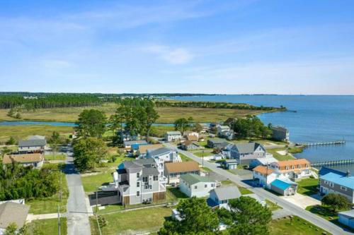 Three stories on waterfront; 20 min from beaches! in Long Neck (DE) Three stories on waterfront; 20 min from beaches! in Long Neck (DE)