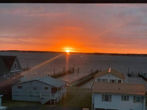 Three stories on waterfront; 20 min from beaches! in Long Neck (DE) Three stories on waterfront; 20 min from beaches! in Long Neck (DE)
