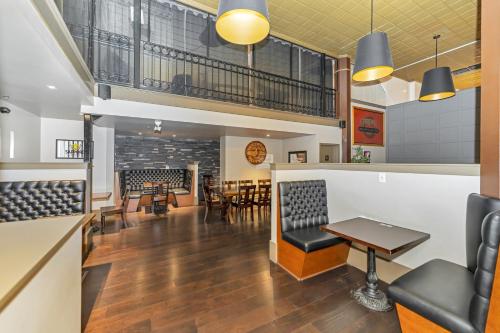 Bar/lounge, The Bedford Regency Hotel in Victoria (BC) Bar/lounge, The Bedford Regency Hotel in Victoria (BC)