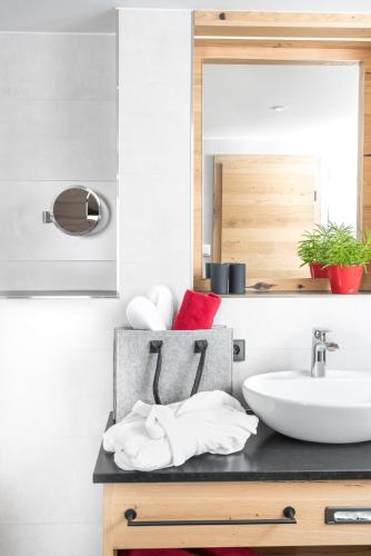 Bathroom, Chalet-Ferienwohnung Giebeltraum, 115 qm, Wellness/Fitness/Sauna – Bergrodelhof in Topen Bathroom, Chalet-Ferienwohnung Giebeltraum, 115 qm, Wellness/Fitness/Sauna – Bergrodelhof in Topen