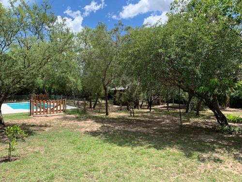 Arcángeles del Oeste - Descanso al pie de la montaña (Arcangeles del Oeste - Descanso al pie de la montana) in ลา โปบลาซียง ตราสลาสเซียร์รัส Arcángeles del Oeste - Descanso al pie de la montaña (Arcangeles del Oeste - Descanso al pie de la montana) in ลา โปบลาซียง ตราสลาสเซียร์รัส