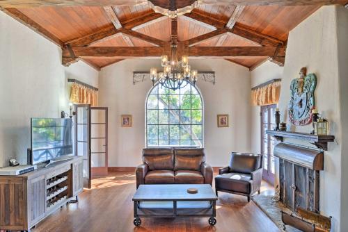 The Castle Hacienda Heights Home with Patio and Pool in 哈仙達崗 The Castle Hacienda Heights Home with Patio and Pool in 哈仙達崗