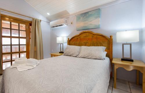 Sea Eye Hotel - Sunset Building in Utila Sea Eye Hotel - Sunset Building in Utila