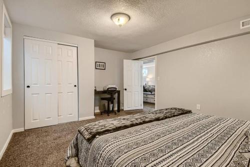 Insta-worthy 12 min to DT 6Bd 2.5Bt Modern Home in Northglenn (CO) Insta-worthy 12 min to DT 6Bd 2.5Bt Modern Home in Northglenn (CO)