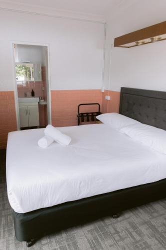 Black Swan Waterfront Motel in Lake Macquarie Black Swan Waterfront Motel in Lake Macquarie