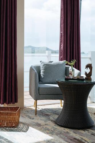 Seaward 270 degrees deluxe ocean view room with queen bed in Koror Island Seaward 270 degrees deluxe ocean view room with queen bed in Koror Island