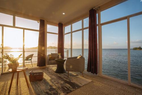 Seaward 270 degrees deluxe ocean view room with queen bed in Koror Island Seaward 270 degrees deluxe ocean view room with queen bed in Koror Island