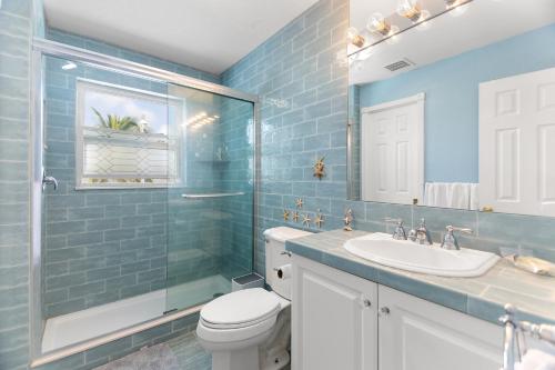 Oceanfront villa with private beach, heated pool, tiki and boat dock in Sugarloaf Shores (FL) Oceanfront villa with private beach, heated pool, tiki and boat dock in Sugarloaf Shores (FL)