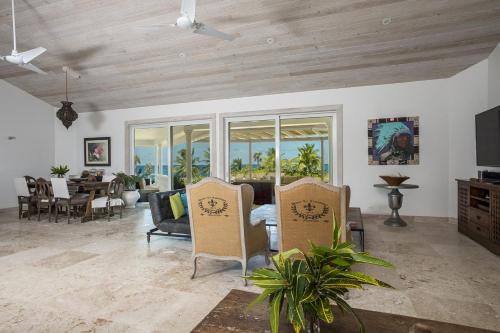 Seven Palms and Cottages estate in North Palmetto Point Seven Palms and Cottages estate in North Palmetto Point