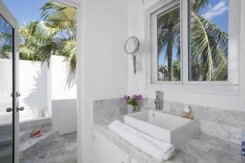 Seven Palms and Cottages estate in North Palmetto Point Seven Palms and Cottages estate in North Palmetto Point