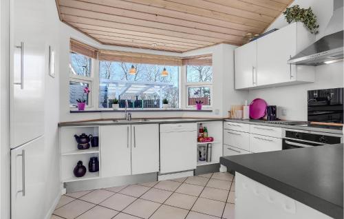 cuina, Beautiful Home In Storvorde With Sauna in Egense cuina, Beautiful Home In Storvorde With Sauna in Egense